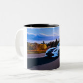 Witte sportwagen Classic Coffee mok op zwart (Voorkant links)