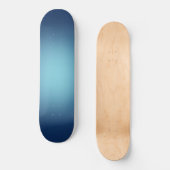 Witte spotlicht op blauw persoonlijk skateboard (Voorkant)