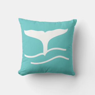 witte staart van een walvis op een turquoise kusse kussen