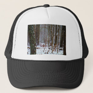 witte staartherten in de sneeuw trucker pet
