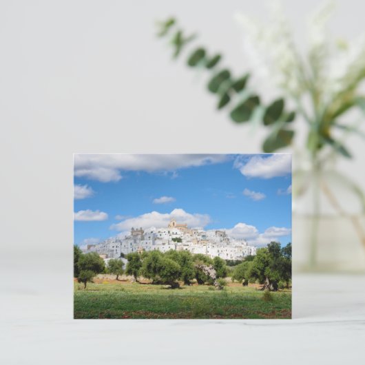 Witte stad Ostuni en olijfbomen, briefkaart van Ap (Staand voorkant)