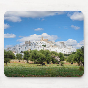 Witte stad Ostuni en olijfbomen, Puglia mousepad Muismat
