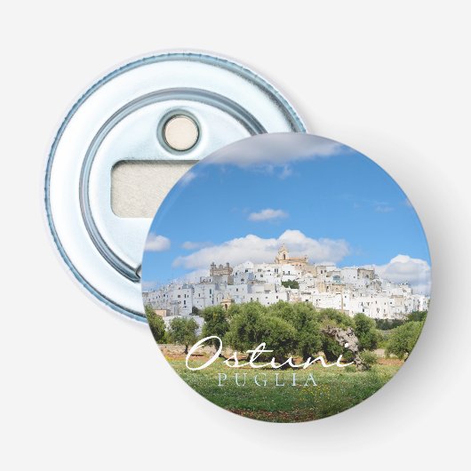 Witte stad Ostuni en olijfbomen tekst Button Flesopener (Voorkant)