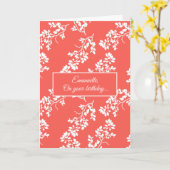 Witte stelen op een koraalrode achtergrond verjaar kaart (Gele Bloem)