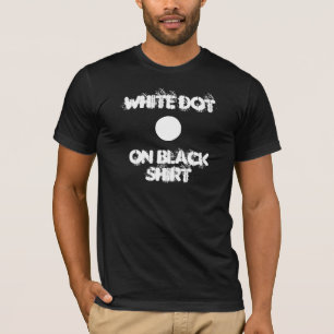 Witte stip op zwart t-shirt