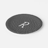 Witte stippen op zwart monogram papieren bordje (Gekanteld)