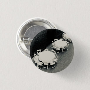 Witte stoelen en tafels foto pin ronde button 3,2 cm