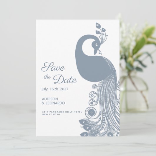 Witte stoffige blauwe pauw elegant Save the Date Kaart (Staand voorkant)