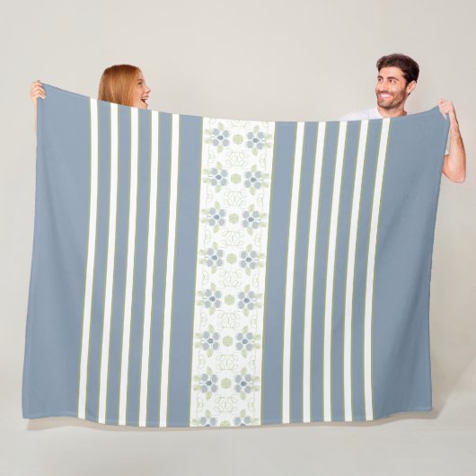 Witte streep met blauwe bloemige accenten fleece deken (In situ)