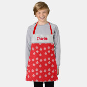 Witte streep ornamenten op rood schort (Gedragen)
