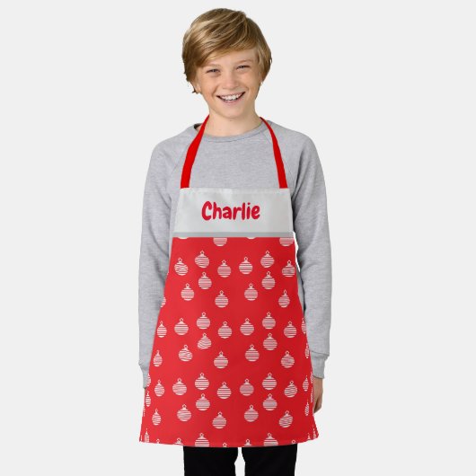 Witte streep ornamenten op rood schort (Gedragen)