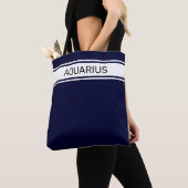 Witte strepen en aquariustekst op marineblauw tote bag (Dichtbij)