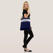 Witte strepen en aquariustekst op marineblauw tote bag (Op model)