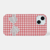 Witte strik op rood-wit geruit iPhone 15 case (Achterkant horizontaal)
