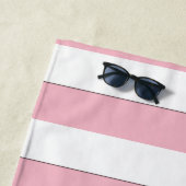 Witte strips op roze, aangepaste tekstbeugel strandlaken (In situ)