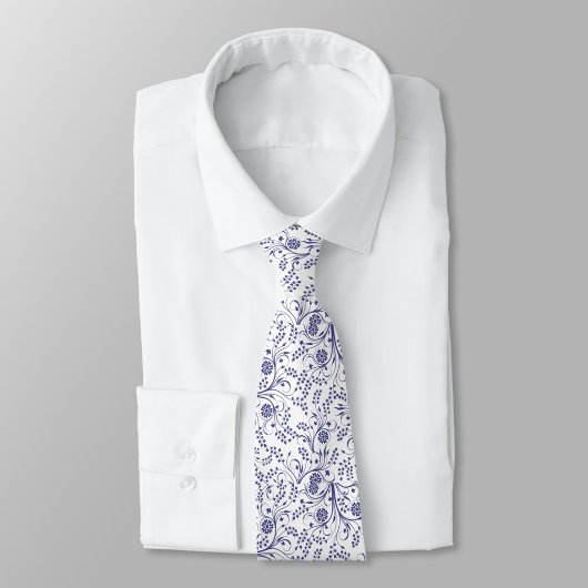 Witte stropdas met elegant blauw bloemmotief