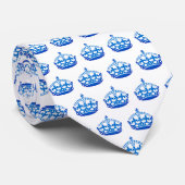 Witte stropdas met royal blue crown patroon (Opgerold)