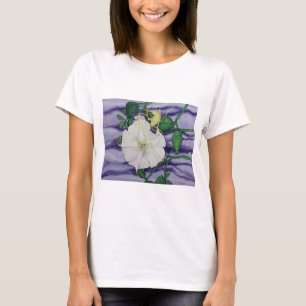 Witte T-shirt met witte bloem op lavendel