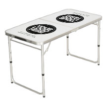 Witte tafel voor bierpongspel met aangepast logo,