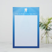 Witte tand op blauwe achtergrond briefpapier (Staand voorkant)