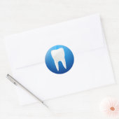Witte tand op blauwe achtergrond ronde sticker (Envelop)