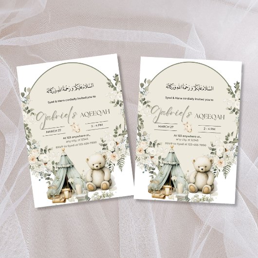 Witte teddybeer en bloemenaqiqah uitnodiging