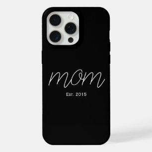 Witte tekst 'Mom' met vestigingsjaar in het zwart iPhone 15 Pro Max Case