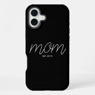 Witte tekst 'Mom' met vestigingsjaar in het zwart iPhone 16 Plus Hoesje