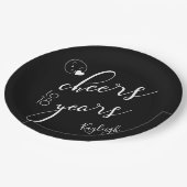 Witte tekst op zwarte moderne kaas tot 18 jaar papieren bordje (Gekanteld)