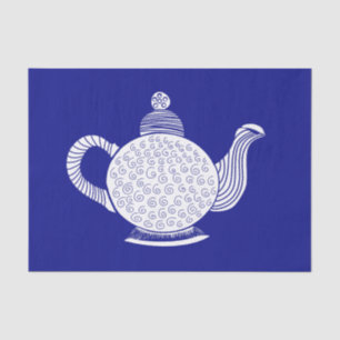 Witte theepot bij de marine tissuepapier