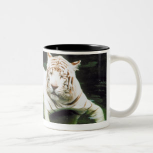 Witte tijger die vreedzaam zwemt tweekleurige koffiemok