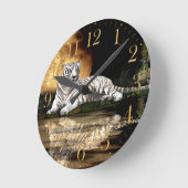 Witte tijger- en moonkuikens met een dierenwelp ronde klok (Hoek)