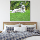 Witte Tijger Rustend in een Stille Groene Weide Canvas Afdruk (Insitu (Slaapkamer))