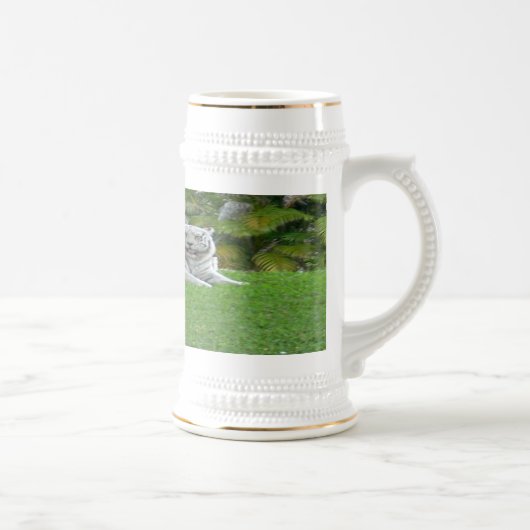 Witte Tijger Rustend in Zonovergoten Groen Loof Bierpul (Rechts)