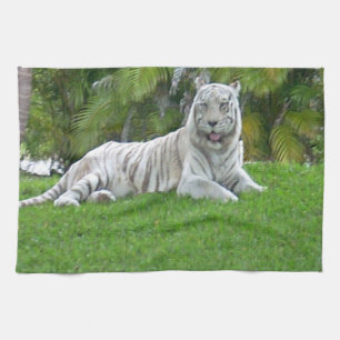 Witte Tijger Rustend op Zachte Groene Weide Theedoek