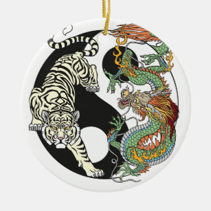 Witte tijger versus groene draak in de yin yang keramisch ornament
