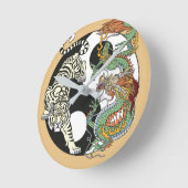 Witte tijger versus groene draak in de yin yang. ronde klok (Hoek)