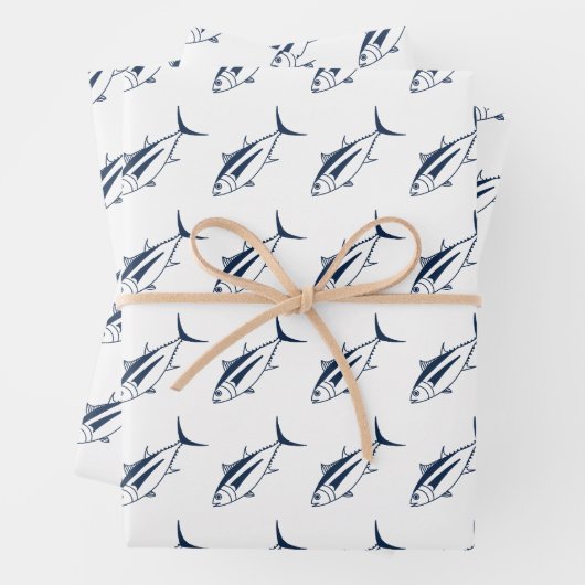 Witte tonijn in marineblauw op wit in groot inpakpapier vel (In situ)