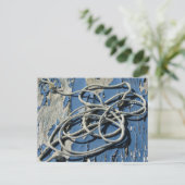 Witte touw op een blauwe boot met schilfering briefkaart (Staand voorkant)