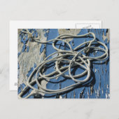 Witte touw op een blauwe boot met schilfering briefkaart (Voorkant / Achterkant)