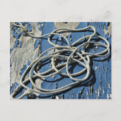 Witte touw op een blauwe boot met schilfering briefkaart (Voorkant)