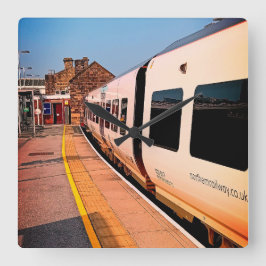 Witte trein vierkante klok