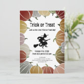 Witte Trick or treat Spooky Flying Witch Pumpkins Feestdagenkaart (Staand voorkant)