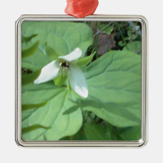 witte trillium met groenvoer metalen ornament