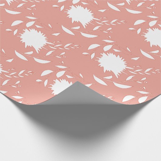 Witte tropische bloemen en bladeren op roze cadeaupapier (Hoek)