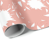 Witte tropische bloemen en bladeren op roze cadeaupapier (Rol Hoek)