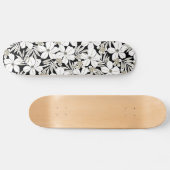 Witte tropische bloemen op zwart persoonlijk skateboard (Horizontaal)