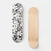 Witte tropische bloemen op zwart persoonlijk skateboard (Voorkant)