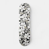 Witte tropische bloemen op zwart persoonlijk skateboard (Voorkant)