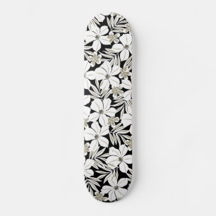Witte tropische bloemen op zwart persoonlijk skateboard